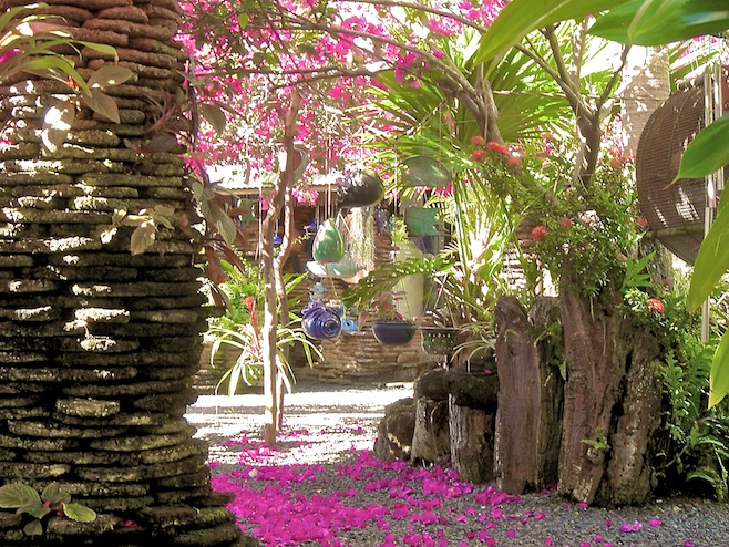 SoPac Moorea Pottery Shop.JPG (260871 bytes)